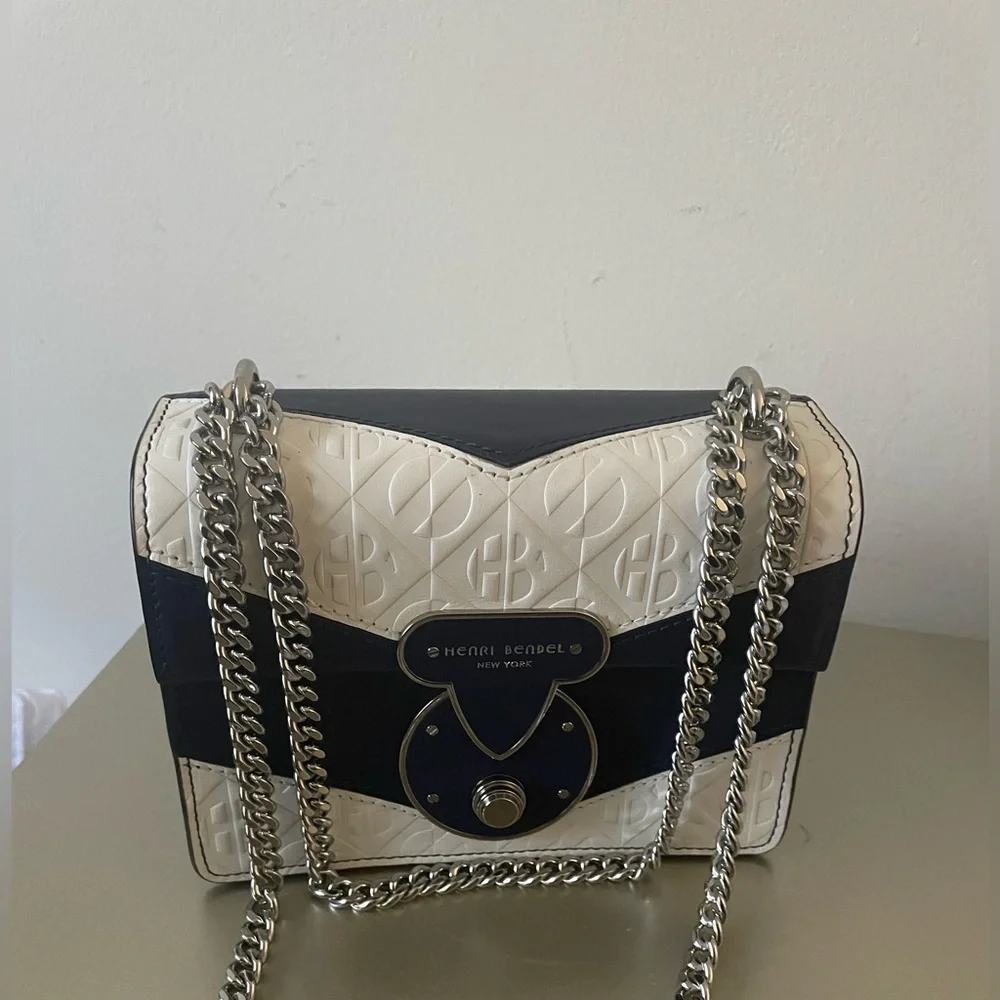 NWOT Navy and white leather crossbody bag with silver chain strap and hardware! - Picture 3 of 6